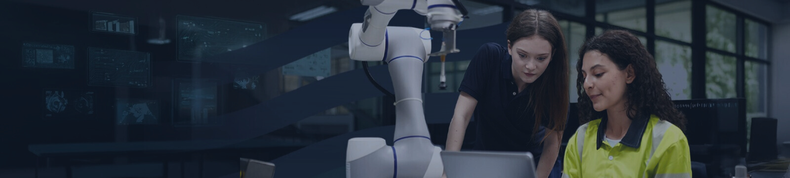 Duas engenheiras em laboratório de informática com robô em fundo azul e bandeira da firjan